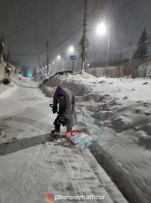 Бабушка тожe бeрeтся со снегом..