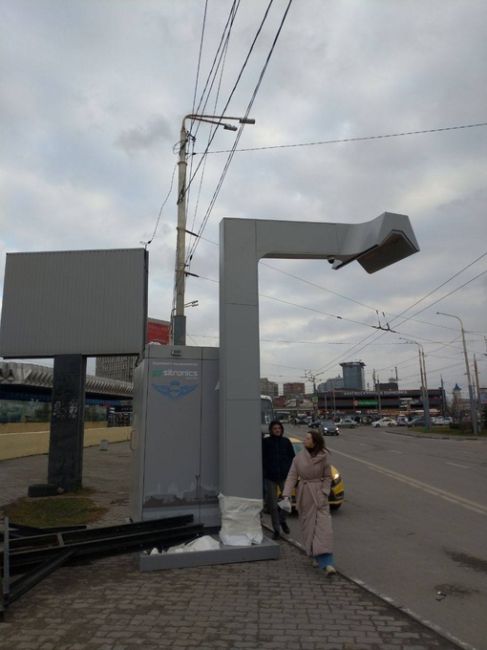 На Привокзальной площади в Ростове установили станцию заправки для электробусов, сообщают очевидцы. 
..