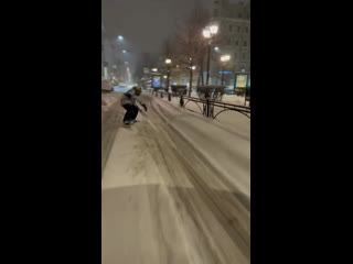 А некоторым заснеженные улицы города только в радость.

Повторять настоятельно не..