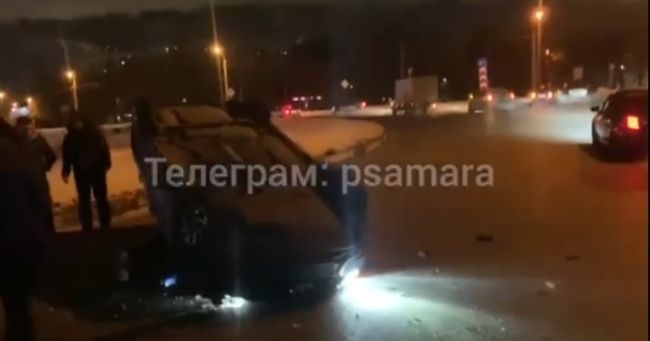 В Самаре пьяный водитель умудрился перевернуть автомобиль на крышу 

Ночной кульбит 

В Самаре произошло ДТП..