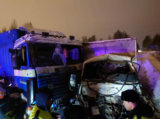 71-летнему водителю оторвало ногу в массовом ДТП в Колтушах. 
 
Пенсионер на грузовике Hyundai выехал на встречку..