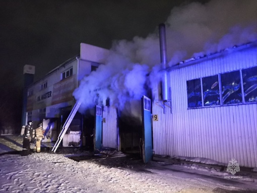 В Челябинске в здании автосервиса произошел пожар 

Возгорание случилось этим утром по улице..