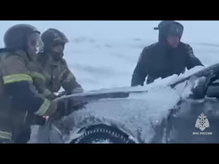 На трассах в регионе обстановка сейчас плохая. 

Видео: МЧС..