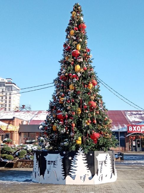 В этом году Краснодар красиво встречает зиму и Новый год. Прошлись по центру и засняли, как украсили..