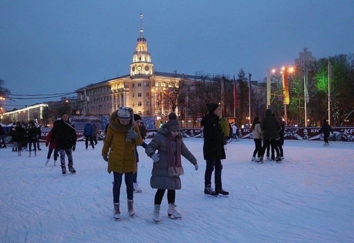 На площади Ленина в этом году катка не будет – воронежцев ждут в Центральном парке 
 
Покататься там можно..