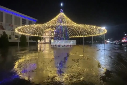 В Усть-Лабинске тоже ёлка лучше, чем в Краснодаре 🎄 

Видео..