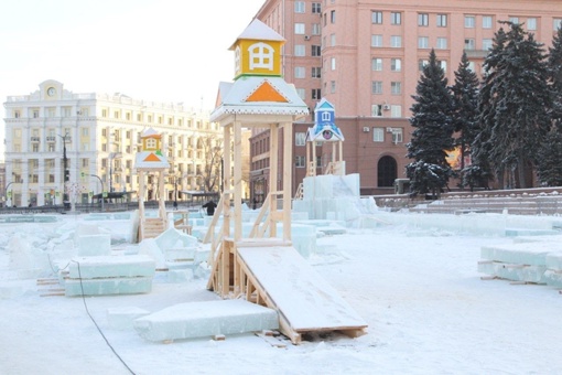 На площади Революции строится главный ледовый городок Челябинска

Уже установлены горки и елка, а блоки льда..