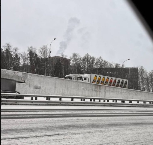 На Киевском шоссе многокилометровая пробка.

Две фуры встали на подъезде к МКАД с Киевского шоссе. За ними..