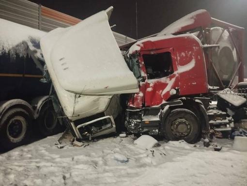 Два грузовика столкнулись в Пушкине. Водитель одного из них..