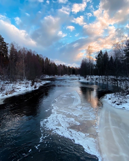 Зима, солнце, снег и река 🧤🌞❄️
Что может быть красивее? 😻
..