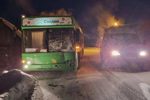 Вчерашнее ДТП в Чусовом,  п-к Совхозный.🚍
Два автобуса из тепличного комплекса столкнулись друг с..