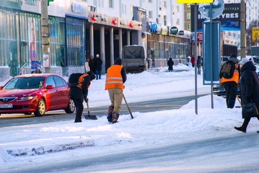 Уборка улиц продолжается в Челябинске, несмотря на мороз

Сегодня дороги и тротуары расчищают 176 единиц..