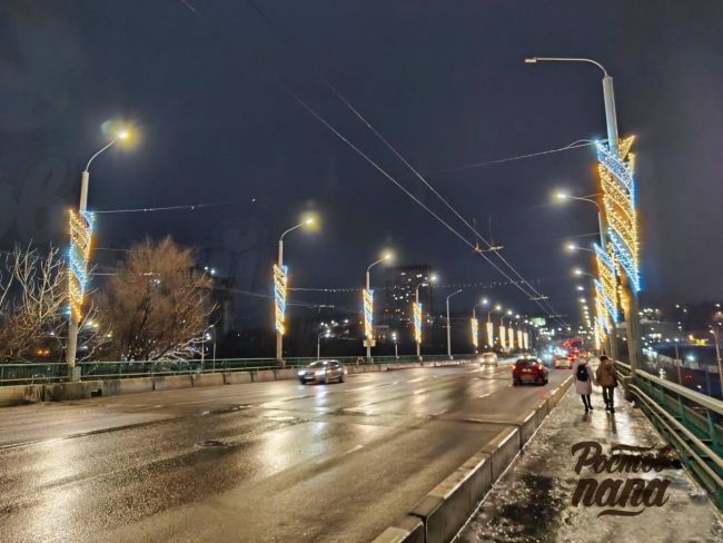 В Ростове закончили благоустройство к Новому году моста на проспекте Стачки. По словам очевидцев,..