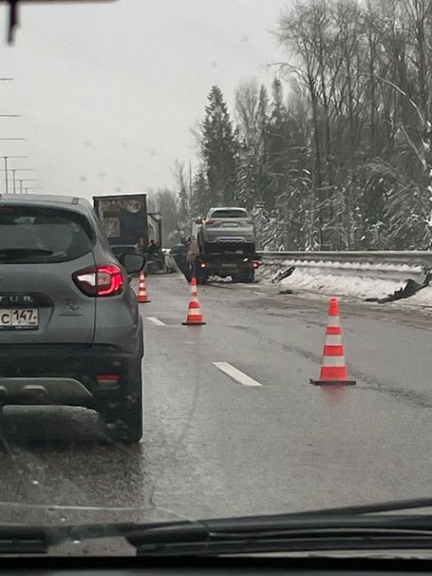Крупное ДТП на 445-й км М-11 в сторону Москвы с участием нескольких автомобилей 
 
Одна из машин превратилась в..