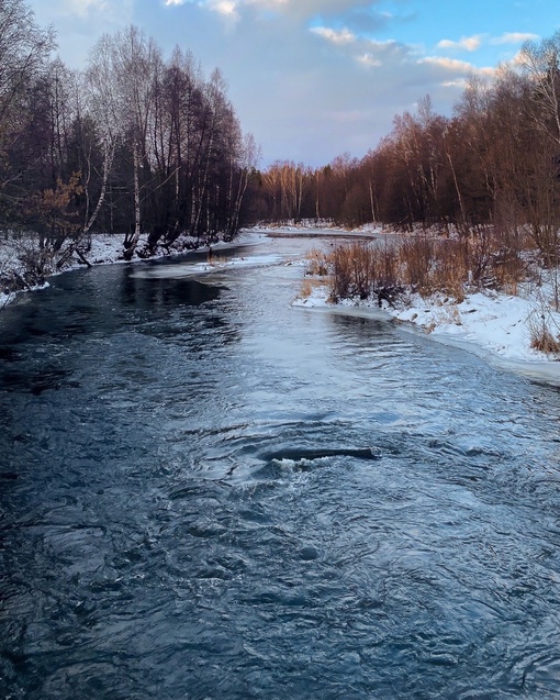 Зима, солнце, снег и река 🧤🌞❄️
Что может быть красивее? 😻
..