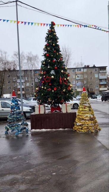 Вот так к Новому году жители Южного шоссе украсили свой двор.

Елочка, шары, гирлянды и даже светящийся..