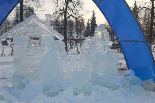 💙 В Дзержинске на площади появились ледяные..