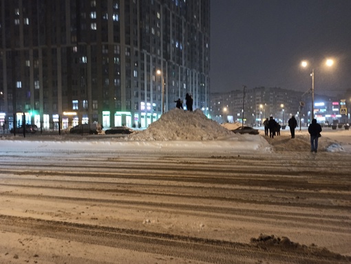 Всё это выглядит как новая программа Смольного, которая обещает детские горки в каждом..