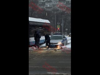 На этот раз сотрудников полиции победил снег на трамвайных..