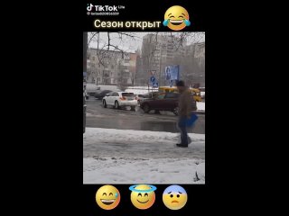 Воронеж уже несколько дней похож на сплошной каток 
 
Тротуары покрылись льдом, который коммунальщики..