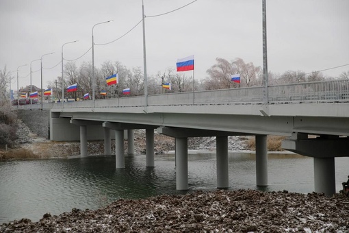 Сегодня в Ростове торжественно открыли и сразу закрыли мост через городское водохранилище.

По завершению..