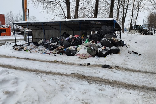 Это ужас 😧 на Грузинской 11 и 13 вот такая помойка с осени. Рядом речка Данилиха , утки зимой прилетают, детская..