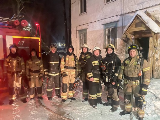 Огнеборцы на пожаре спасли 6 человек, из них 2 ребенка 

В г. Чайковский в квартире двухэтажки произошел пожар -..