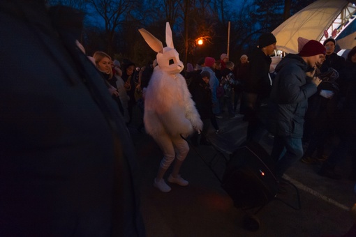 Наш читатель делится фотоснимками предновогодней вечеринки в парке Октябрьской революции в Ростове..