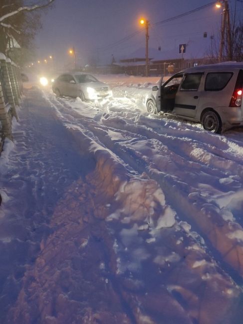 Пробки – 10 баллов! Остановки переполнены, дороги во дворах..