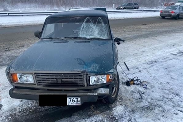 В Самарской области вазовская легковушка врезалась в две машины и сбила пешехода 

С места происшествия..