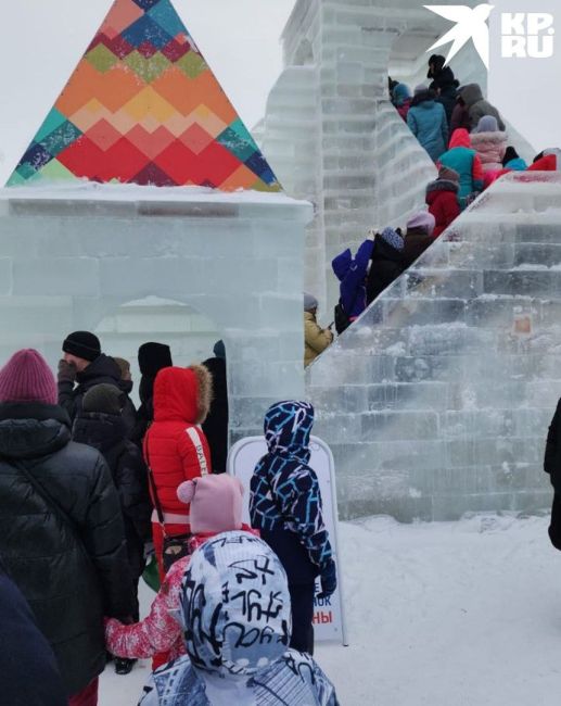 Огромные очереди выстроились в ледовый городок в Новосибирске

- Если на высокие горки стоять приходится..