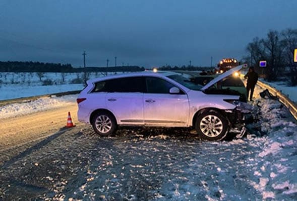 В Самарской области Ford Fusion врезался в металлический отбойник и Infiniti 

В ДТП пострадали 42-летняя женщина и..