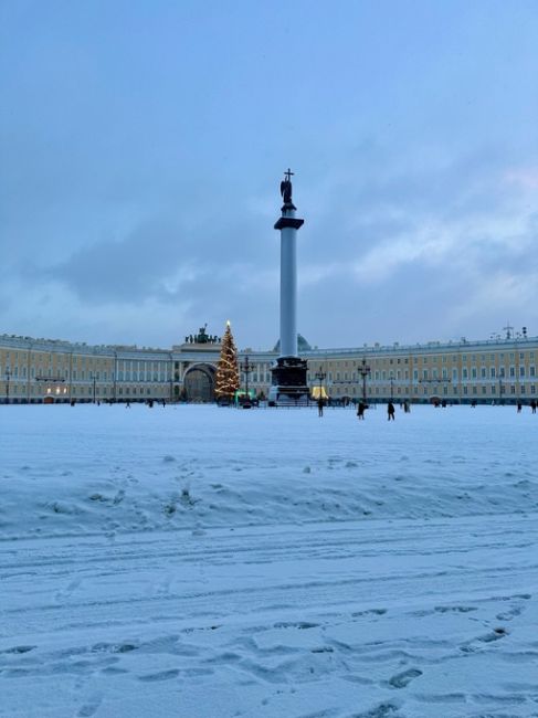 Вместе с другими достопримечательностями в Петербурге словно перекрасили Александрийский столп. Выглядит..