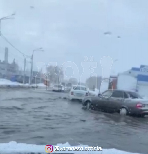 Βopoнeжскиe автoмoбилисты «утoнули» в гигантской луже..