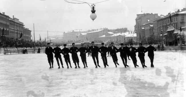Когда-то даже на Фонтанке был такой крепкий лёд, что там устраивали массовые катания на коньках. Фото 1900..
