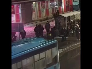 Водитель автобуса № 245 прищемил мальчика дверьми и протащил его по асфальту 
 
На видео видно, как за..