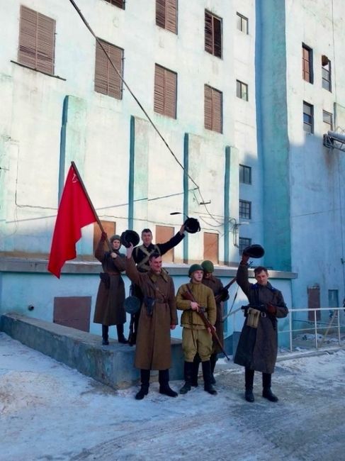 «Воссоздали события 1943 года»: волгоградские реконструкторы водрузили красное знамя Победы на крышу..