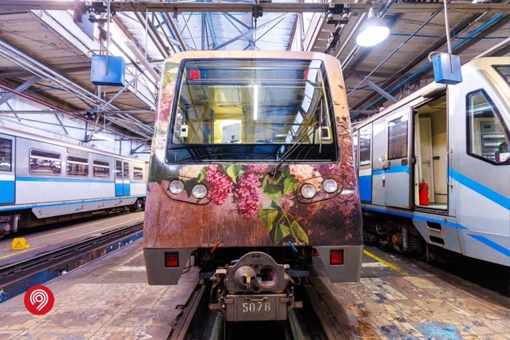 🚇На синей ветке метро можно приобщиться к прекрасномк, там запустили поезд «Акварель».

Его вагоны украшены..