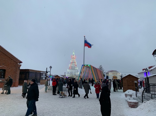 Земляки, поделитесь, пожалуйста, еще новогодними локациями в городе, что бы Вы порекомендовали.
На фото..