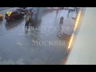 Пьяная драка в центре Москвы

На Краснопрудной улице один немолодой пьяный мужчина избил другого...