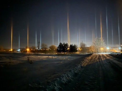 😍В одном из городов Башкирии в небе появились загадочные световые столбы 
 
Ночью, перед крещенскими..