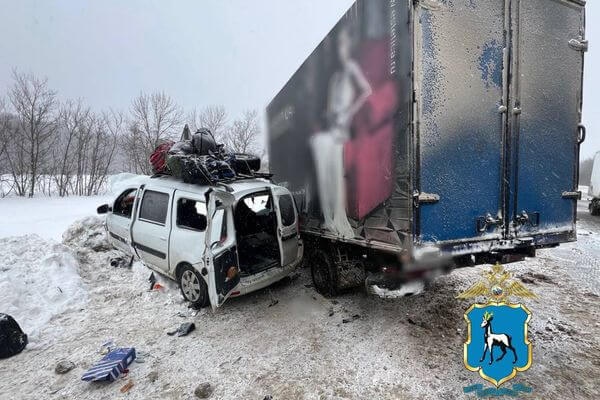 Три человека погибли, четверо пострадали в результате столкновения «Ларгуса» и грузовой ГАЗели на трассе М5..