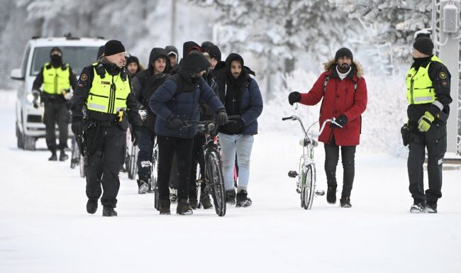 Более десятка нелегалов прорвались через российско-финскую границу

Финские пограничники задержали 11..