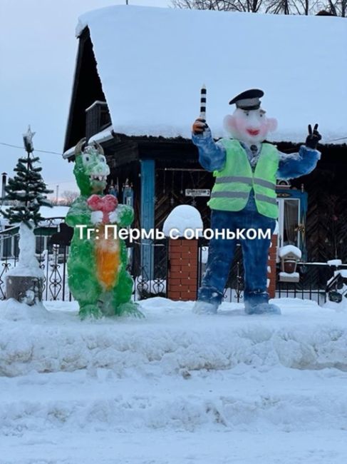 В Красновишерске жители соорудили вот такие снежные фигуры ❄️

Как..