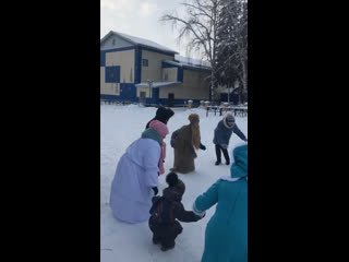 Новогодние гуляния продолжаются не только в Нижнем, но и в области.

Вот так развлекают детишек в селе..