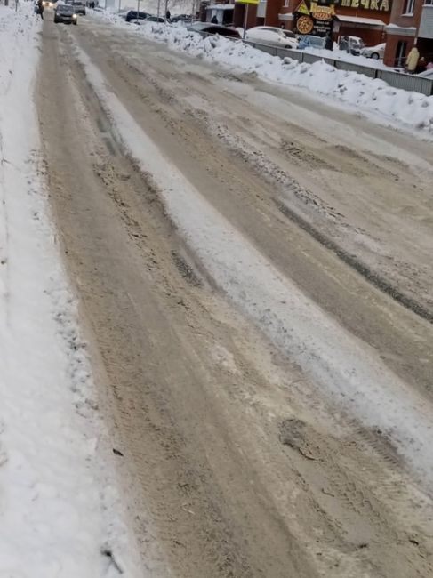 Когда же в Омске в нашем родном городе будет порядок!!!!! Почему ничего не убирается-дорога по ул. Бородина..