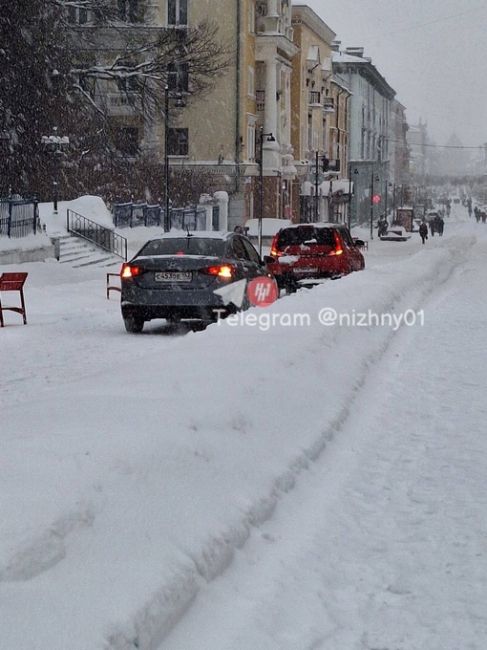 Пробки в городе такие, что кто-то решил объехать их прямо по Покровке 😬

Но многие решили, что на метро лучше,..