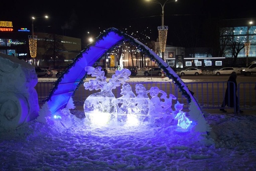 Новогодние ледяные скульптуры на площади в Дзержинске 🧊 
..