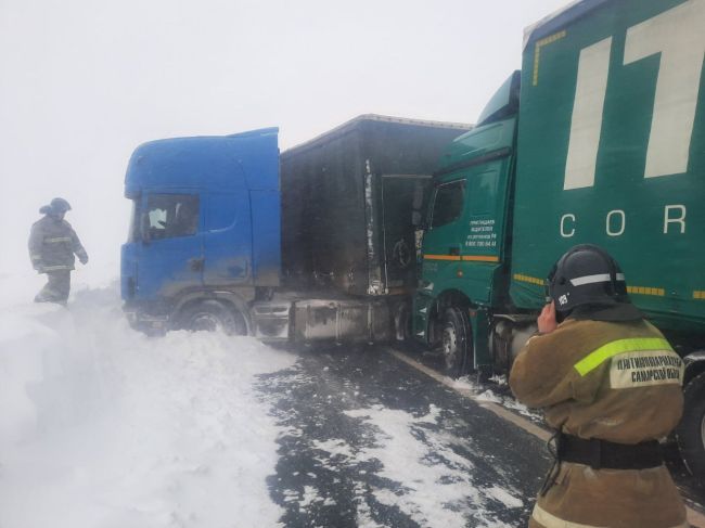 В Самарской области 16 января произошла массовая авария с участием 15 машин 

Есть пострадавшие 

Массовая..