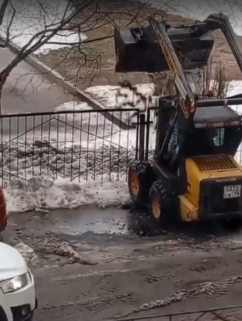 «Всё лучшее детям»: на Ленинском проспекте заметили коммунальщика, который заботливо скидывал грязевую..